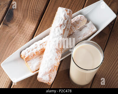 Horchata è una bevanda fatta con il succo di tigernuts e zucchero. Native da Valencia - Spagna, è una bevanda rinfrescante, spesso accompagnato con lunghi Foto Stock