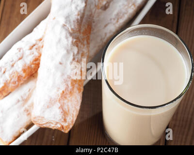 Horchata è una bevanda fatta con il succo di tigernuts e zucchero. Native da Valencia - Spagna, è una bevanda rinfrescante, spesso accompagnato con lunghi Foto Stock