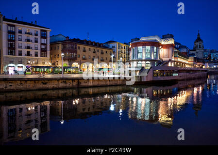 Il Mercado de la Rivera a sera, Bilbao, Biscaglia, Paese Basco, Euskadi, Euskal Herria, Spagna, Europa Foto Stock