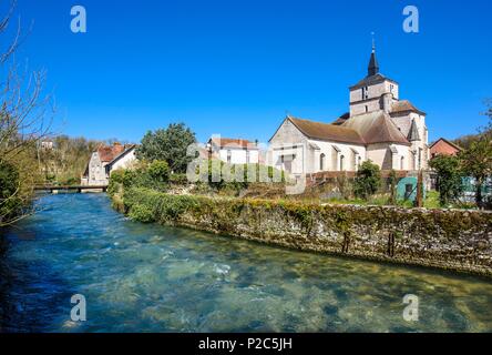 Francia, Cote-d'Or, Beze, Saint-Remi chiesa e il fiume a Beze Foto Stock