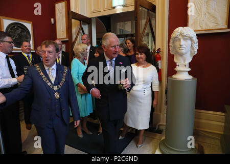 Il Principe di Galles (centro) come frequenta una cena a Crawford Art Gallery come parte del suo tour della Repubblica di Irlanda con la Duchessa di Cornovaglia. Stampa foto di associazione. Stampa foto di associazione. Picture Data: giovedì 14 giugno, 2018. Vedere PA storia ROYAL Charles. Foto di credito dovrebbe leggere: Brian Lawless/PA FILO Foto Stock