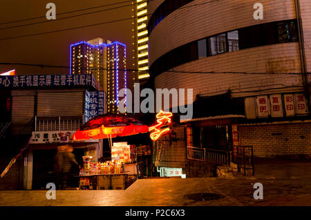 Un venditore ambulante di Guiyang, capitale della provincia di Guizhou, Cina Foto Stock