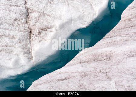 Un crepaccio riempito con acqua fuso scintillante blu brillante, il grande ghiacciaio di Aletsch, Alpi Bernesi, canton Vallese, Svizzera Foto Stock