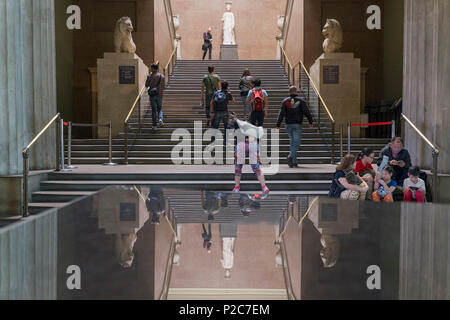 Visitatori e Sud scale del British Museum, il 12 giugno 2018, a Londra, in Inghilterra. Foto Stock