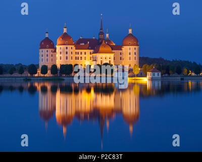 Barocco castello di Moritzburg al tramonto con la sua riflessione in al laghetto del castello, nei pressi di Dresda, Sassonia, Germania Foto Stock