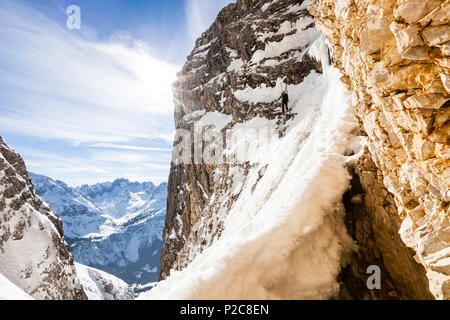 Sci alpinistica, rappeling, Neue-Welt-discesa, Zugspitze, Mieminger montagne sullo sfondo, Ehrwald, Tirolo, Austria Foto Stock