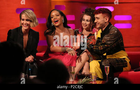 (Da sinistra a destra) Sarah Paulson, Rihanna, Helena Bonham Carter e anni e anni cantante Olly Alexander durante le riprese per il Graham Norton Show a Studioworks BBC a Londra, che sarà in onda su BBC One il venerdì. Premere l'associazione. Picture Data: giovedì 14 giugno, 2018. Foto di credito dovrebbe leggere: immagini PA a nome della TV in modo Foto Stock