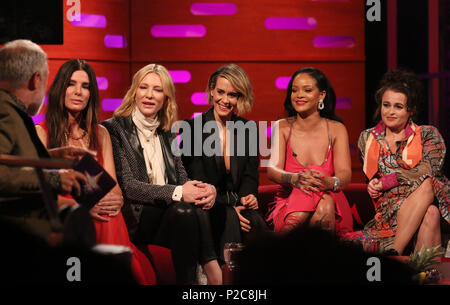 (Da sinistra a destra) Host Graham Norton, Sandra Bullock, Cate Blanchett, Sarah Paulson, Rihanna e Helena Bonham Carter durante le riprese per il Graham Norton Show a Studioworks BBC a Londra, che sarà in onda su BBC One il venerdì. Premere l'associazione. Picture Data: giovedì 14 giugno, 2018. Foto di credito dovrebbe leggere: immagini PA a nome della TV in modo Foto Stock