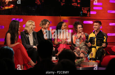 (Da sinistra a destra) Sandra Bullock, Cate Blanchett, Sarah Paulson, Rihanna, Helena Bonham Carter e anni e anni cantante Olly Alexander durante le riprese per il Graham Norton Show a Studioworks BBC a Londra, che sarà in onda su BBC One il venerdì. Premere l'associazione. Picture Data: giovedì 14 giugno, 2018. Foto di credito dovrebbe leggere: immagini PA a nome della TV in modo Foto Stock