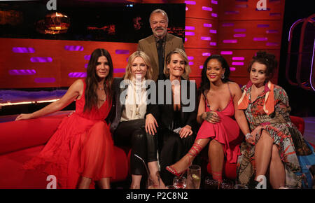 Host Graham Norton con (seduti da sinistra a destra) Sandra Bullock, Cate Blanchett, Sarah Paulson, Rihanna e Helena Bonham Carter durante le riprese per il Graham Norton Show a Studioworks BBC a Londra, che sarà in onda su BBC One il venerdì. Premere l'associazione. Picture Data: giovedì 14 giugno, 2018. Foto di credito dovrebbe leggere: immagini PA a nome della TV in modo Foto Stock