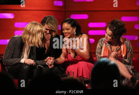 (Da sinistra a destra) Cate Blanchett, Sarah Paulson, Rihanna e Helena Bonham Carter durante le riprese per il Graham Norton Show a Studioworks BBC a Londra, che sarà in onda su BBC One il venerdì. Premere l'associazione. Picture Data: giovedì 14 giugno, 2018. Foto di credito dovrebbe leggere: immagini PA a nome della TV in modo Foto Stock