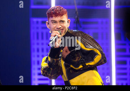 Anni e anni cantante Olly Alexander eseguire durante le riprese per il Graham Norton Show a Studioworks BBC a Londra, che sarà in onda su BBC One il venerdì. Premere l'associazione. Picture Data: giovedì 14 giugno, 2018. Foto di credito dovrebbe leggere: immagini PA a nome della TV in modo Foto Stock