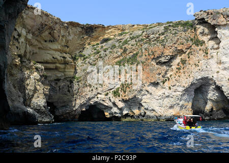 La Grotta blu mare grotte vicino ai pescatori del porto di Wied iz-Zurrieq, costa sud orientale di Malta, Foto Stock