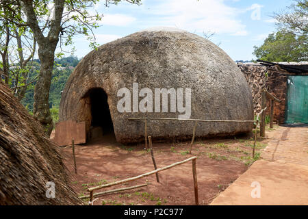 Zulu capanna a PheZulu villaggio culturale KwaZulu-Natal, SA Foto Stock