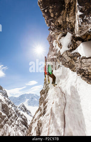 Sci alpinistica, rappeling, Neue-Welt-discesa, Zugspitze, Ehrwald, Tirolo, Austria Foto Stock