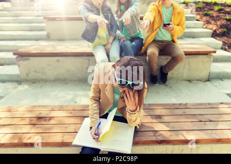 Studente ragazza la sofferenza dei compagni di classe beffa Foto Stock