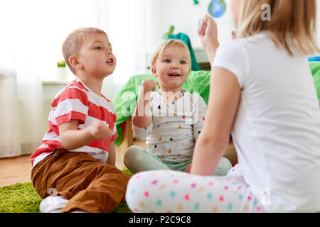 Ragazzi che giocano a sasso-carta-forbici gioco a casa Foto Stock