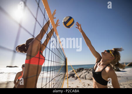 Pallavolo femminile giocatori giocando a pallavolo Foto Stock