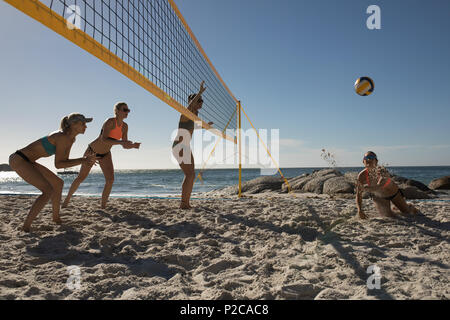 Pallavolo femminile giocatori giocando a pallavolo Foto Stock