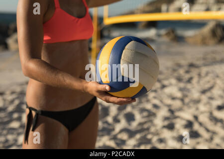 Giocatore di volleyball femminile a giocare il gioco del calcio Foto Stock