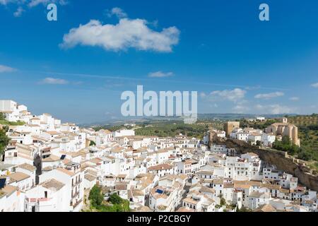 Spagna, Andalusia Cadice provincia, a Setenil de las Bodegas, Ruta de los Pueblos Blancos (villaggi bianchi di strada), il villaggio Foto Stock