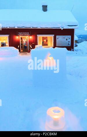 La Svezia, Lapponia, regione elencato come patrimonio mondiale dall' UNESCO, Norrbotten County, candele in loro la benna di ghiaccio disposti per la festa delle luci nella comunità villaggio di Vuollerim Foto Stock