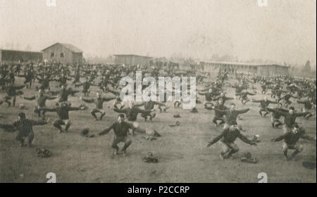 Antiquariato fotografia 1917, le truppe che esercitano a Camp Hancock in Georgia. Camp Hancock vicino a Augusta, in Georgia è stato un militare di cantonment che era stato aperto durante la guerra mondiale I. È incluso un aeroporto e che è servito come base per una unità di riserva. Fonte: fotografia originale Foto Stock