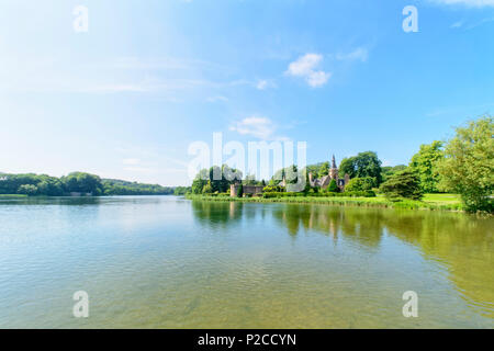 La Newstead, Inghilterra - 10 Giugno 2018: Newstead Abbey lago e il Fort. Le acque torbide del lago riflette le nuvole e alberata sul lago. Foto Stock