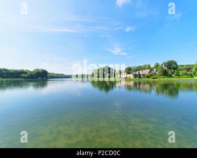 La Newstead, Inghilterra - 10 Giugno 2018: nella motivazione di Newstead Abbey le acque torbide del lago riflette le nuvole e alberata sul lago. La Fo Foto Stock