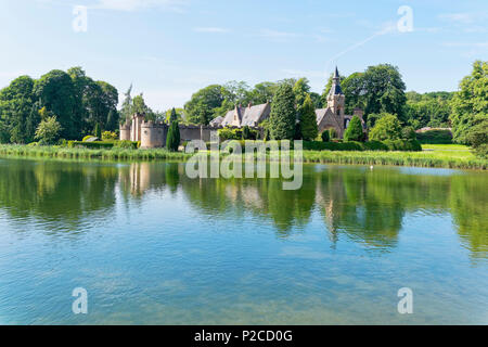 La Newstead, Inghilterra - 10 Giugno 2018: Il forte con la sua cinta di mura merlate con torrette sulla riva di Newstead Abbey lago. Foto Stock