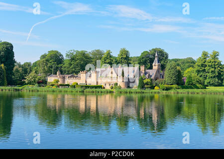 La Newstead, Inghilterra - 10 Giugno 2018: Il forte con una cinta di mura merlate con torrette sulla riva di Newstead Abbey lago del sole estivo Foto Stock