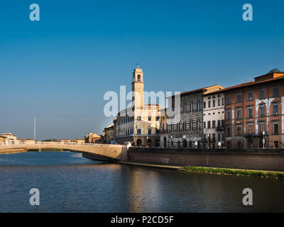 Ponte di Mezzo e patrimonio edifici a Pisa per una giornata di sole Foto Stock