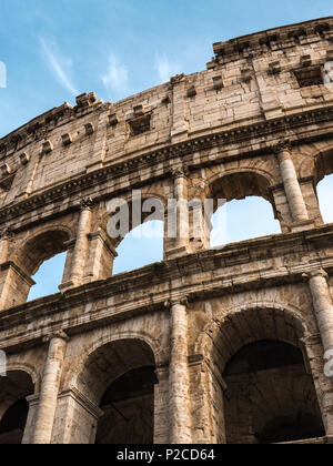 Dettagli architettonici del Colosseo a Roma in una giornata di sole Foto Stock