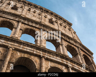 Dettagli architettonici del Colosseo a Roma in una giornata di sole Foto Stock