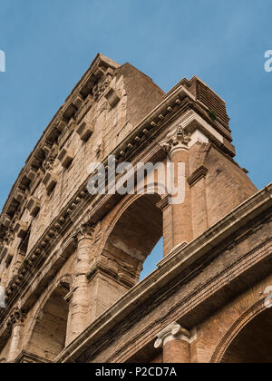 Dettagli architettonici del Colosseo a Roma in una giornata di sole Foto Stock