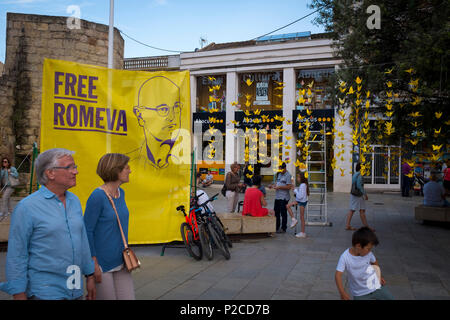 1000 Grues per les llibertats - 1000 gru di carta essendo realizzati in Placa Octavia, Sant Cugat, per supportare le esigenze di rilasciare ex catalano ministe stranieri Foto Stock