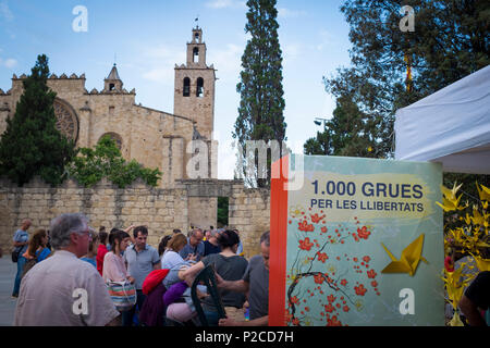 1000 Grues per les llibertats - 1000 gru di carta essendo realizzati in Placa Octavia, Sant Cugat, per supportare le esigenze di rilasciare ex catalano ministe stranieri Foto Stock