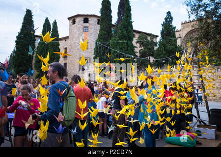 1000 Grues per les llibertats - 1000 gru di carta essendo realizzati in Placa Octavia, Sant Cugat, per supportare le esigenze di rilasciare ex catalano ministe stranieri Foto Stock