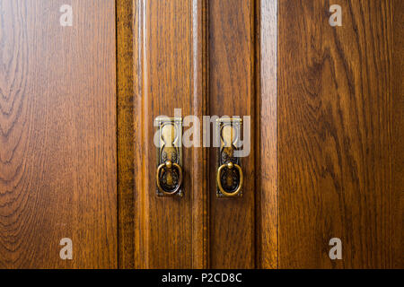 Primo piano di vintage cabinet in legno di antiquariato. Foto Stock