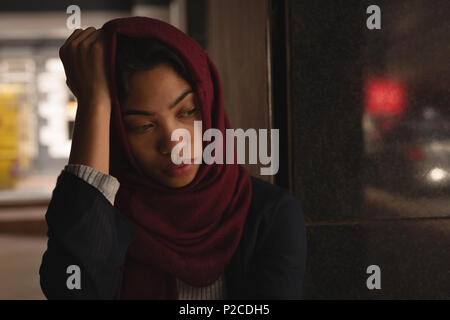Preoccupato imprenditrice in hijab relax presso la caffetteria Foto Stock