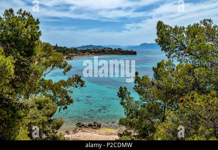 Aegina Island Coast - Vista verso la spiaggia di Kolona e antica Egina Foto Stock