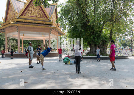 Gruppo del popolo cambogiano giocando volano Kick gioco (chiamato anche isc o Sey) in un parco di Phnom Pehn, Cambogia, Asia Foto Stock