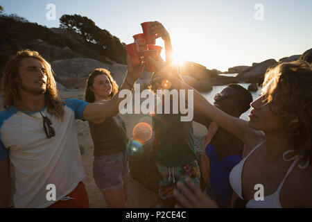 Gruppo di amici divertendosi in spiaggia Foto Stock