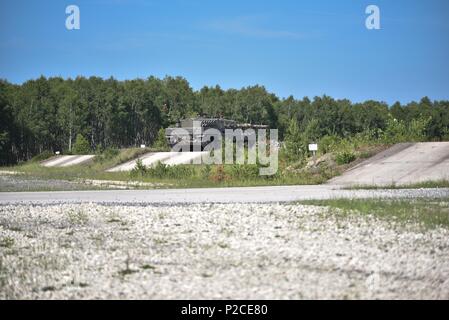 Un austriaco Leopard 2A4 serbatoio, azionato da soldati austriaci assegnato al serbatoio 6 Società, XIV Panzer battaglione, incendi presso il suo target durante l'Europa forte sfida del serbatoio (SETC), al settimo Esercito di formazione del comando di Grafenwoehr Area Formazione, Grafenwoehr, Germania, Giugno 04, 2018 Giugno 4, 2018. Stati Uniti Europa dell'esercito e dell'esercito tedesco co-host la terza Europa forte sfida del serbatoio in corrispondenza di Grafenwoehr Area Formazione, 3 giugno - 8, 2018. L'Europa forte sfida del serbatoio è un annuale evento di formazione progettate per fornire delle nazioni partecipanti una dinamica produttiva e divertimento ambiente in cui per favorire la parte militare Foto Stock