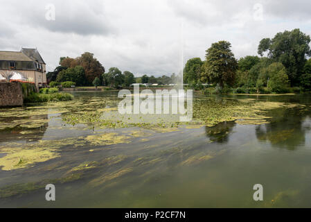 La grande ornamentali fontana di acqua a La Flèche nel dipartimento della Sarthe occidentali della Francia Foto Stock