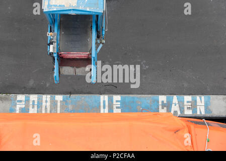 Guardando verso il basso al dock dal pianale superiore del Portsmouth Caen ferry. Foto Stock