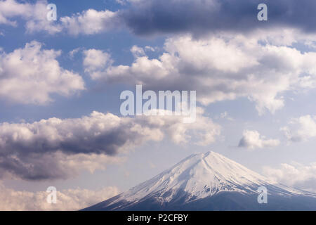 Il picco del Monte Fuji coperto di neve con un bellissimo cielo prima del tramonto, Giappone Foto Stock