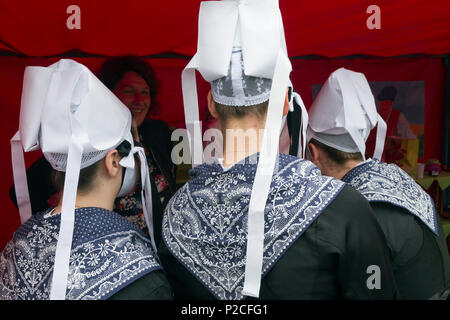 Ballerini di Plougastel-Daoulas indossando il costume tradizionale . Plougastel Daoulas.Finisterre. La Bretagna. Francia Foto Stock