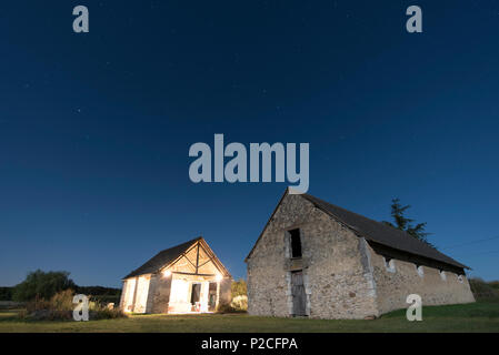 Luna accesa Granai su una fattoria francese Foto Stock