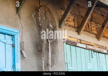 Una rete da pesca sulla parete. Attrezzi da pesca. Foto Stock
